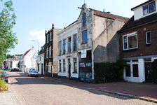 900109 Gezicht op de Oosterkade te Utrecht, met in het midden het pand Oosterkade 29 voor de renovatie.